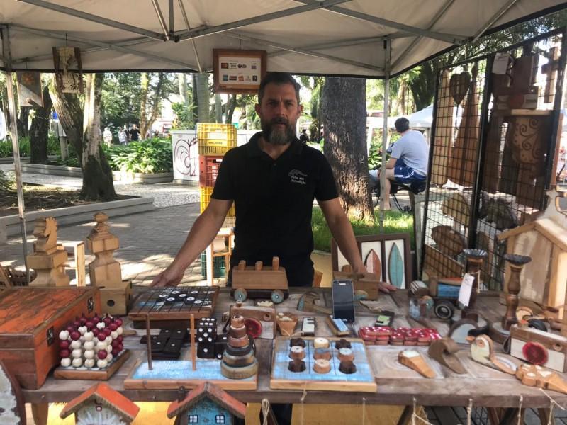 Feira de artesanato valoriza produção regional em Criciúma 