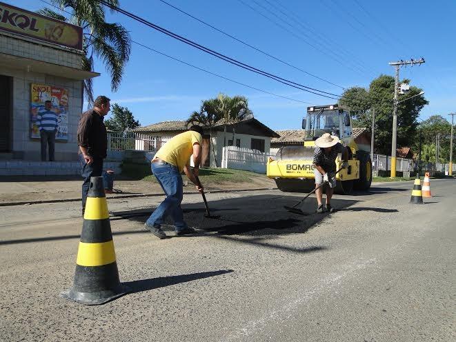 Recuperação em Içara utiliza 20 toneladas de asfalto