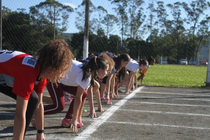 Atletismo reúne cerca de 200 estudantes na pista da Unesc e encerra Jesc