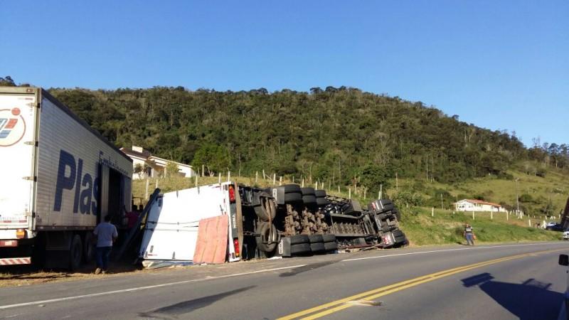 Motorista perde o controle da direção e tomba caminhão 