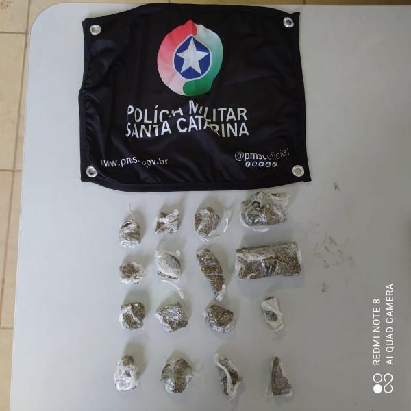 PM apreende maconha no bairro Paraíso em Criciúma