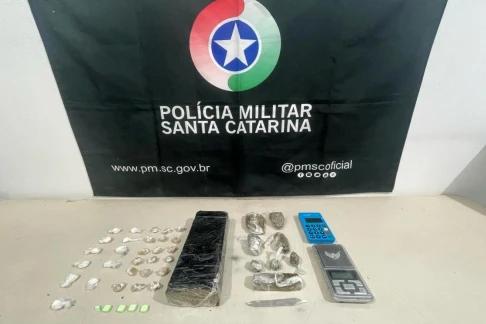 Foragido por homicídio é encontrado com drogas em Araranguá