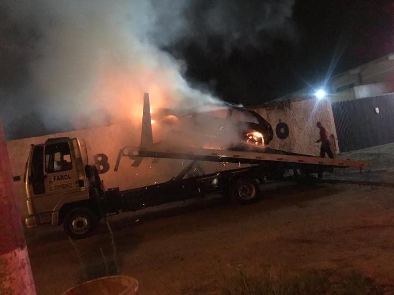 Incêndio destrói veículo transportado por guincho em Içara 