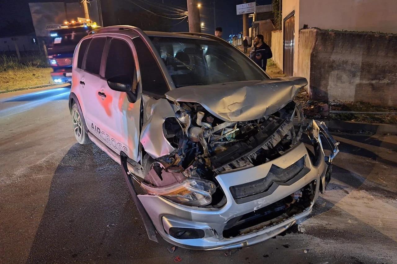 Idosa fica ferida após colisão entre carros em Criciúma