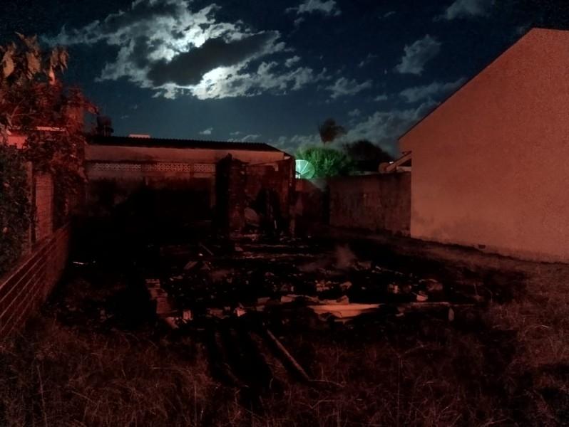 Balneário Gaivota: casa de madeira é destruída por incêndio