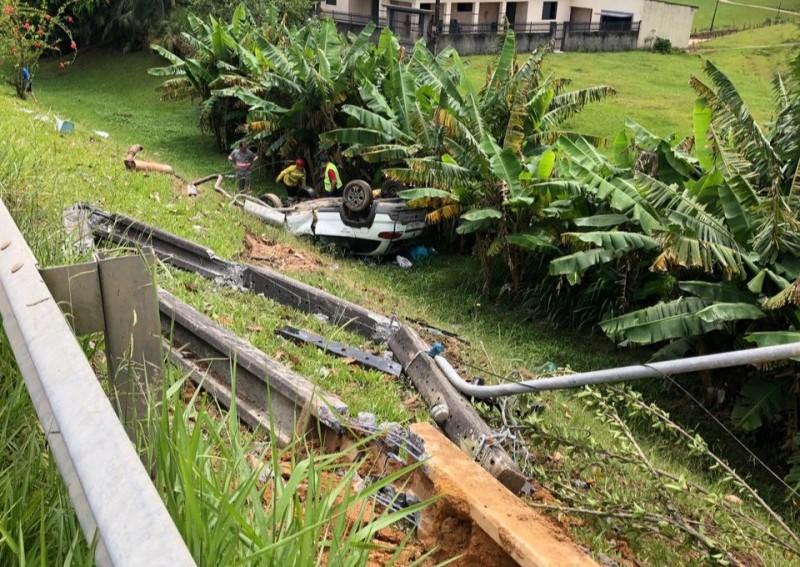 Cocal do Sul: carro sai da pista, colide em poste e capota na SC-108