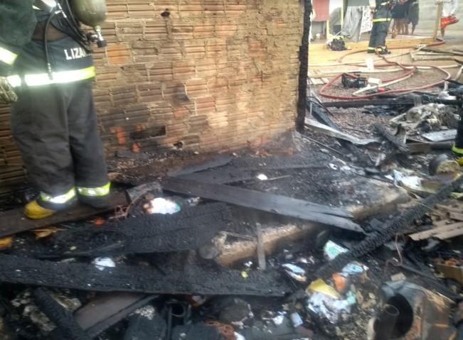 Duas casas são destruídas por incêndio em Pescaria Brava 