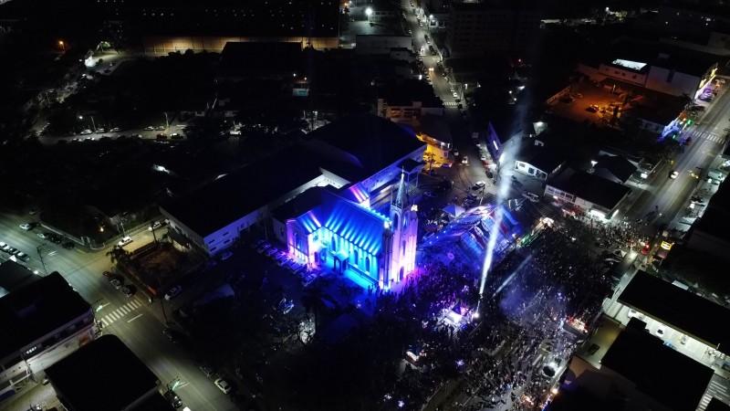 Papai Noel chega em performance radical na abertura do Cocal Luz 2023