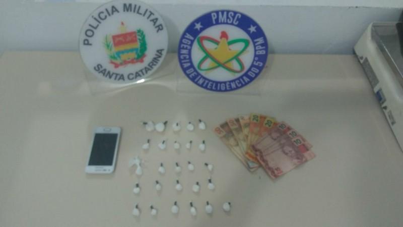 Policial lesiona perna após perseguição a traficante adolescente