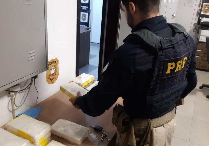 PRF apreende mais de 13 quilos de cocaína escondidas dentro de carro na BR-101 em Araranguá
