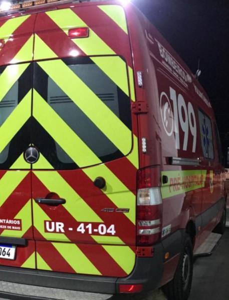 Motociclista colide em carro parado na BR-101 e é encaminhada ao hospital