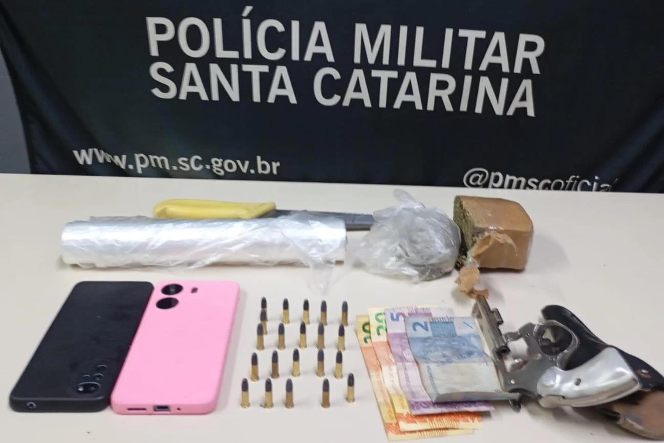 Arma de fogo, drogas e munições são apreendidas em residência de Criciúma