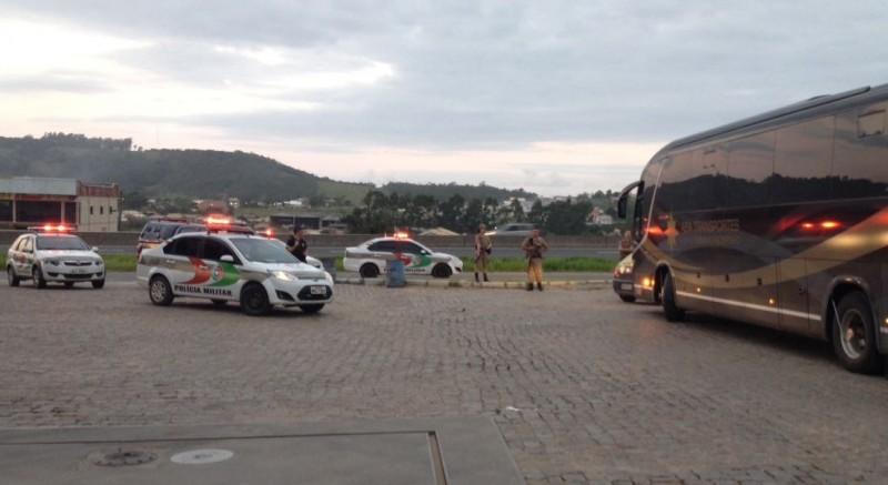Torcedores do Peñarol são barrados pela PM em posto de combustíveis 