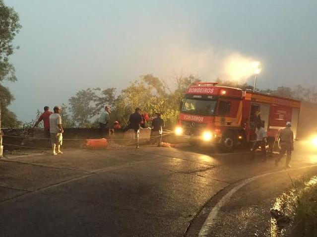 Kombi cai em penhasco na Serra do Rio do Rastro