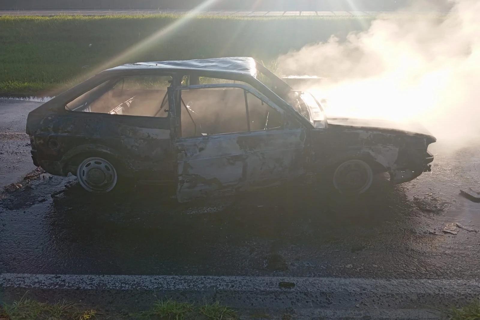 Carro é destruído por incêndio na BR-101 em Sombrio