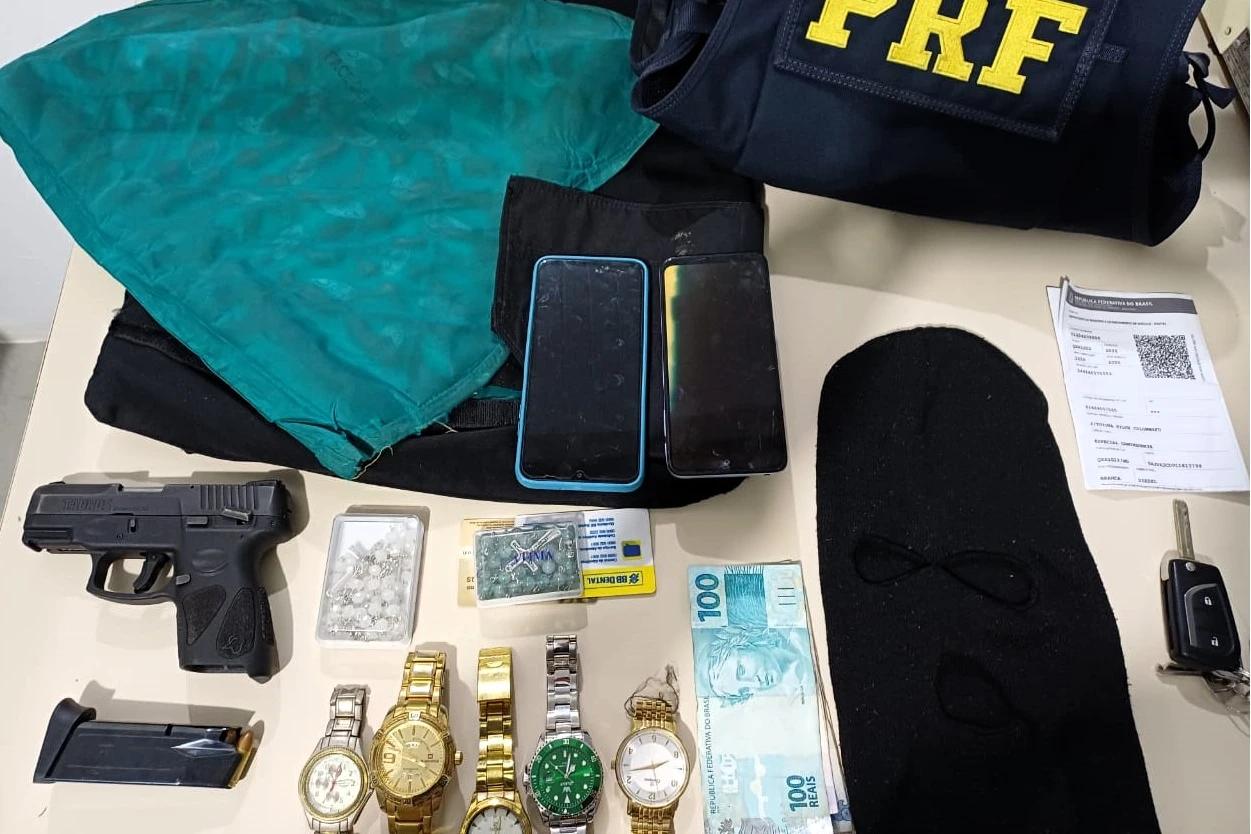 Fotos e vídeo: PRF recupera caminhonete roubada e prende homens armados após perseguição no Sul de SC