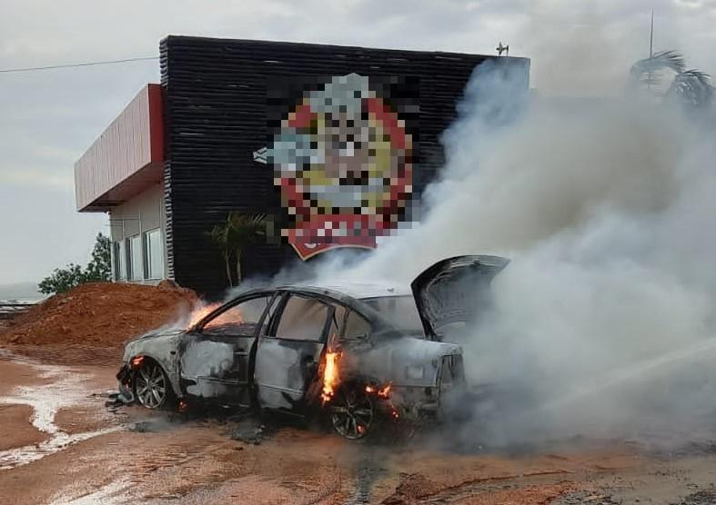 Carro é destruído por incêndio em Içara