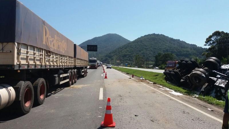 Caminhão-tanque de Criciúma tomba e causa congestionamento na BR-101