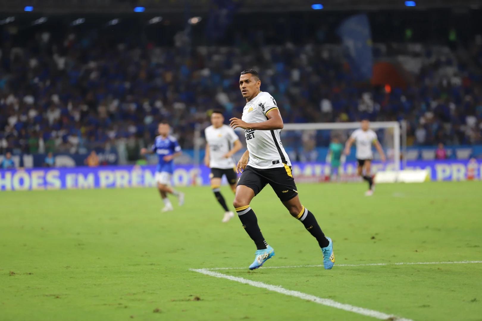 Contratado em agosto, Pedro Rocha vive expectativa de jogar a primeira partida no Heriberto Hülse