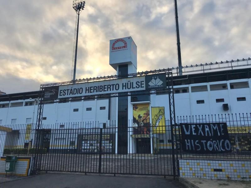 ‘Derrota histórica’: torcida do Tigre protesta com faixa no estádio Heriberto Hülse