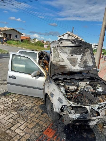 Carro pega fogo após condutora dar a partida em Morro da Fumaça