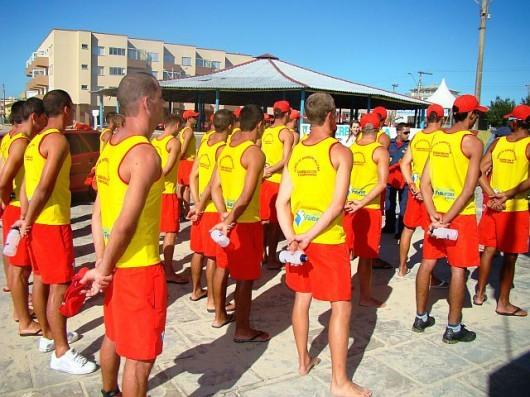 Guarda-vidas recebem uniformes no Vale