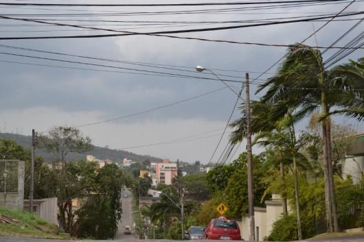 Queda de galho em fiação deixa parte de Criciúma sem energia