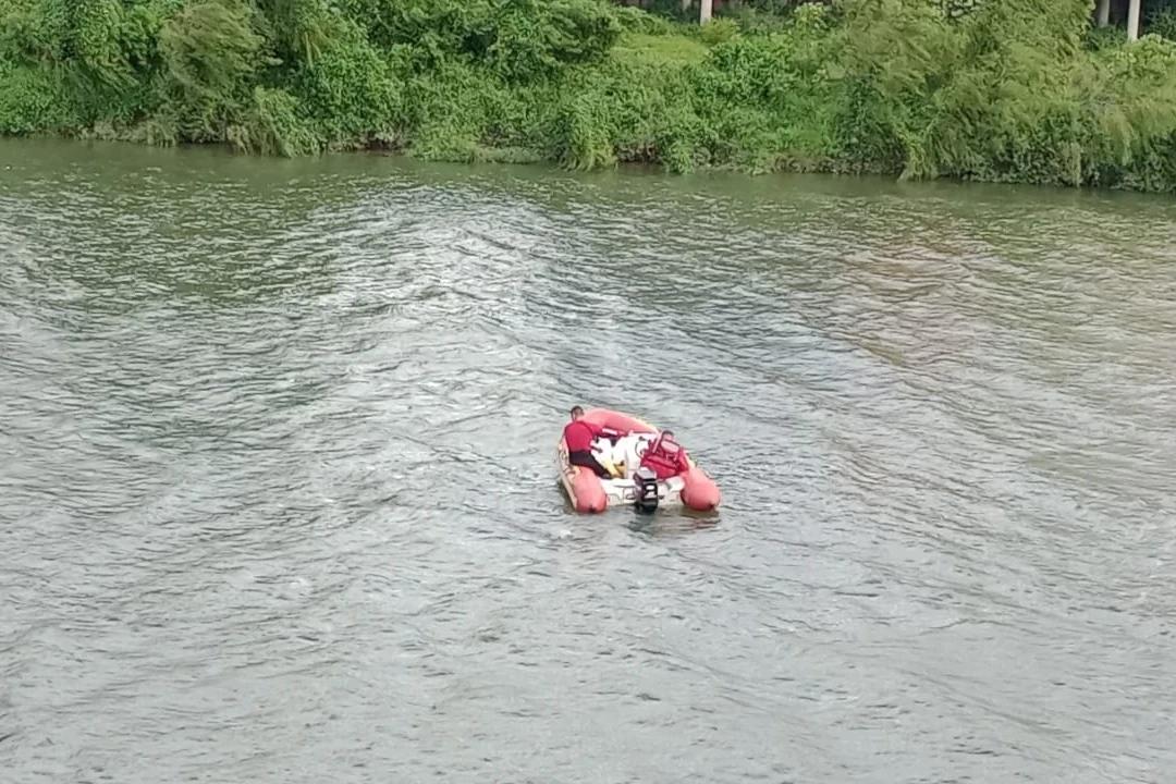 Bombeiros procuram por homem que submergiu ao tentar atravessar o Rio Tubarão