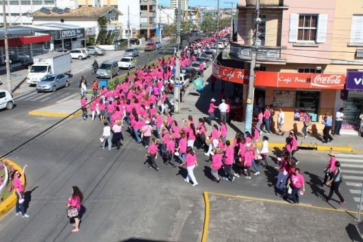 Caminhada em Araranguá reúne 500 pessoas pelo Outubro Rosa