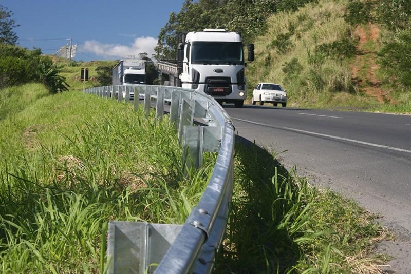 Homem é encontrado caído às margens da BR-101; ele teria sofrido uma queda no Morro do Formigão 