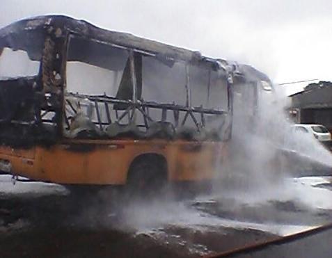 Ônibus utilizado no transporte coletivo é destruído em incêndio 