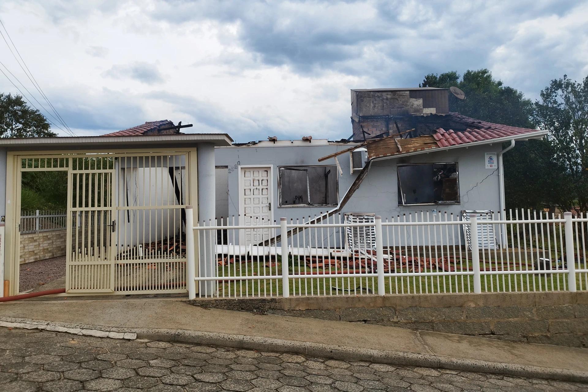 Casa é atingida por incêndio em Braço do Norte