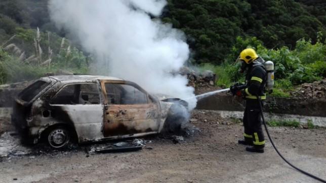 Proprietário de veículo ateia fogo ao próprio carro