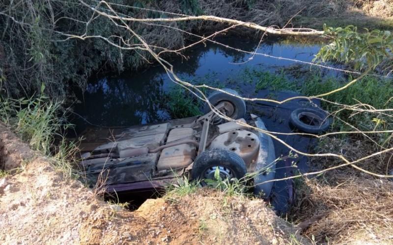 Carro cai em rio e motorista é salvo por policial militar