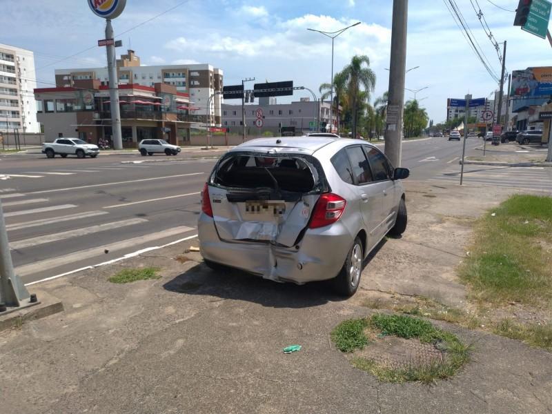 Duas pessoas ficam feridas em acidente na avenida Centenário