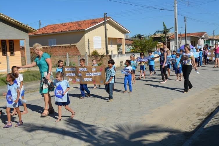 Manifestação de alunos alerta para consumo racional da água