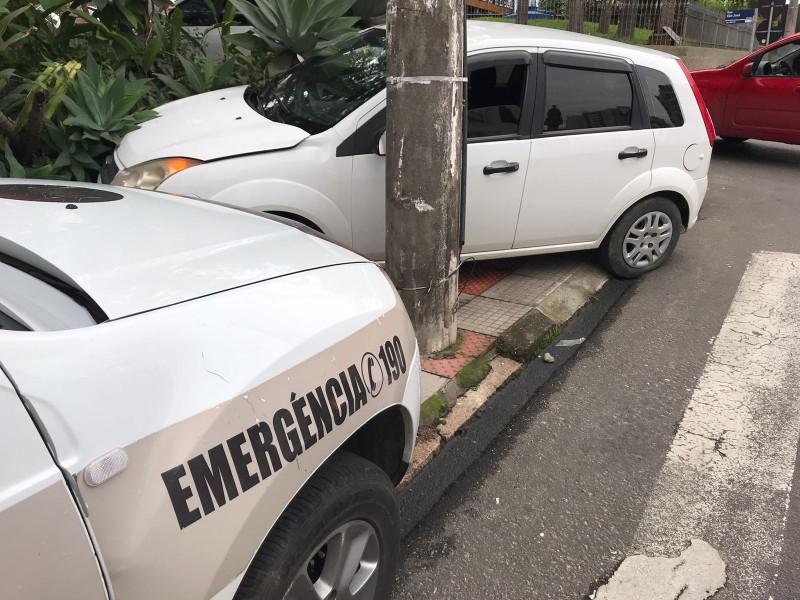 Colisão entre carros é registrada na rua São José em Criciúma 