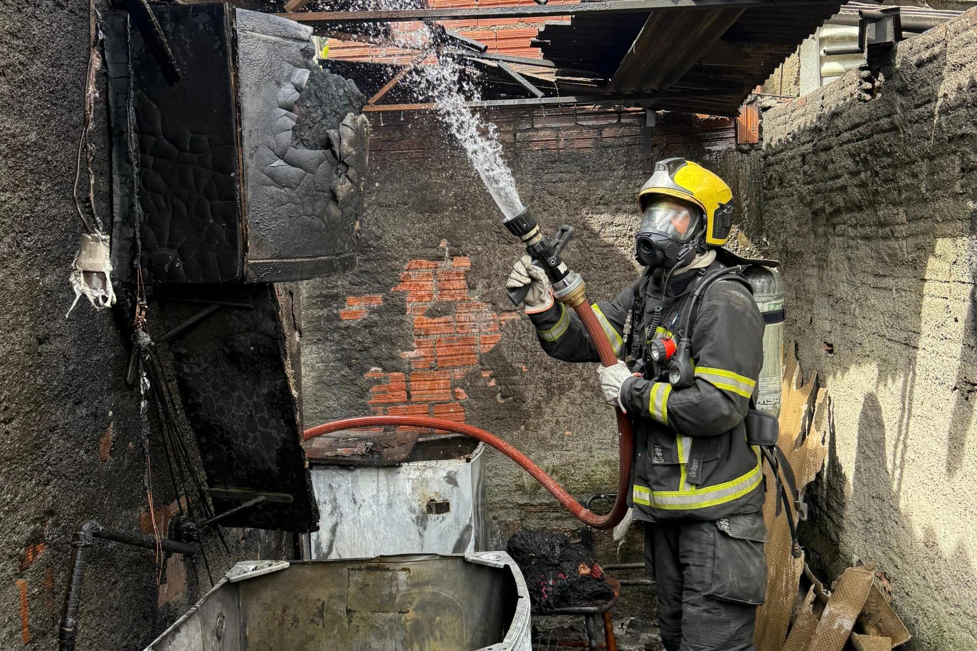 Incêndio em máquina de lavar destrói casa em Criciúma