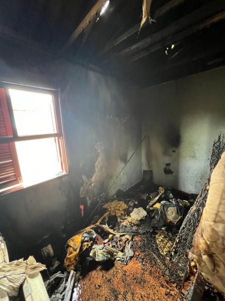 Casa é atingida por incêndio no bairro Santa Luzia em Criciúma