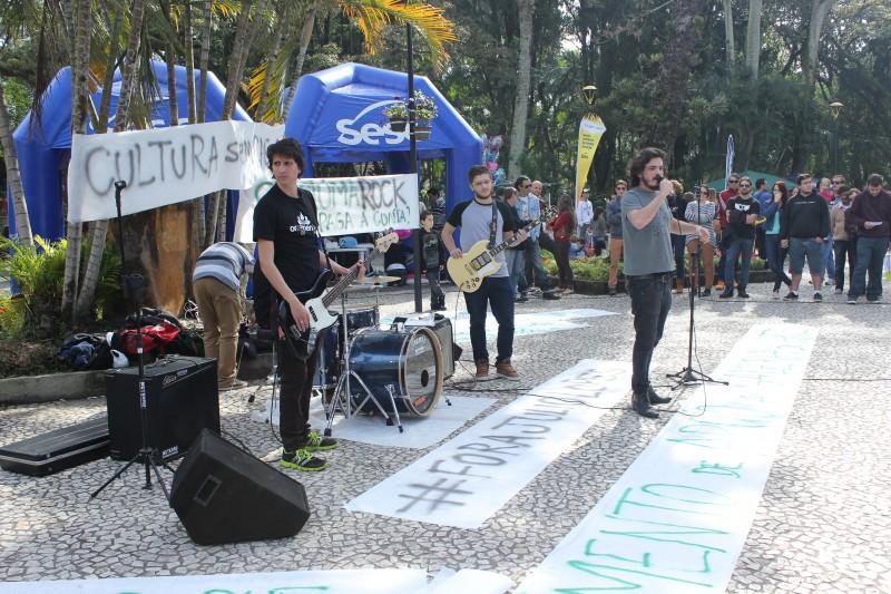 Manifestantes pedem melhor gestão cultural em Criciúma