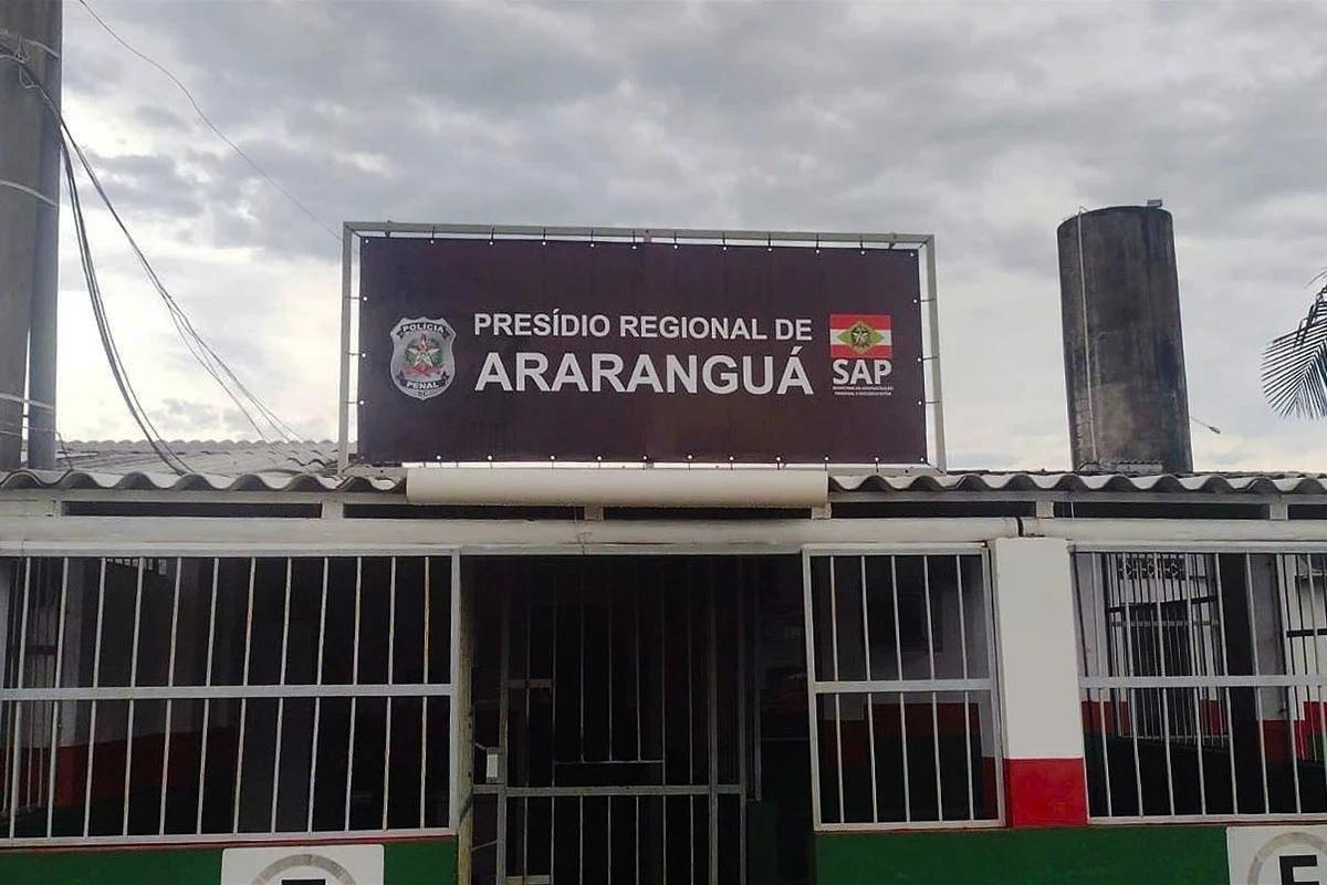 Detento morto no presídio de Araranguá foi atacado 160 vezes com estiletes feitos com vergalhões