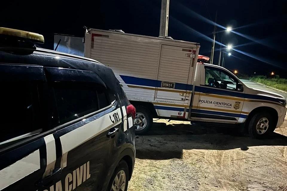 Suspeito de homicídio se entrega à polícia e confessa crime após consumo de drogas e álcool