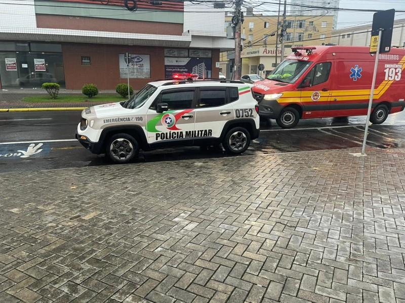 Criciúma: motociclista é hospitalizada após sofrer queda na rua Anita Garibaldi 