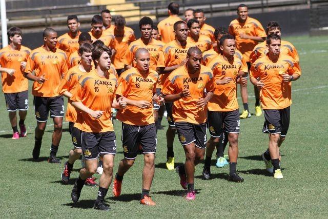 Argel tem duas dúvidas no time para enfrentar o Coritiba