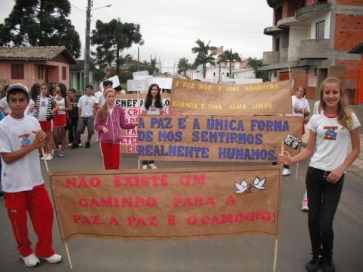 Escola realiza caminhada pela Paz