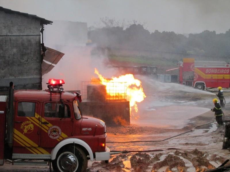 Bombeiros combatem incêndio em empresa de reciclagem de solvente (vídeo)