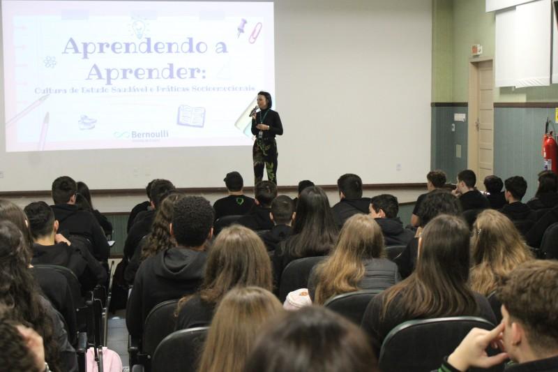 Colégio Satc realiza bate-papo com alunos sobre práticas socioemocionais e rotina de estudo
