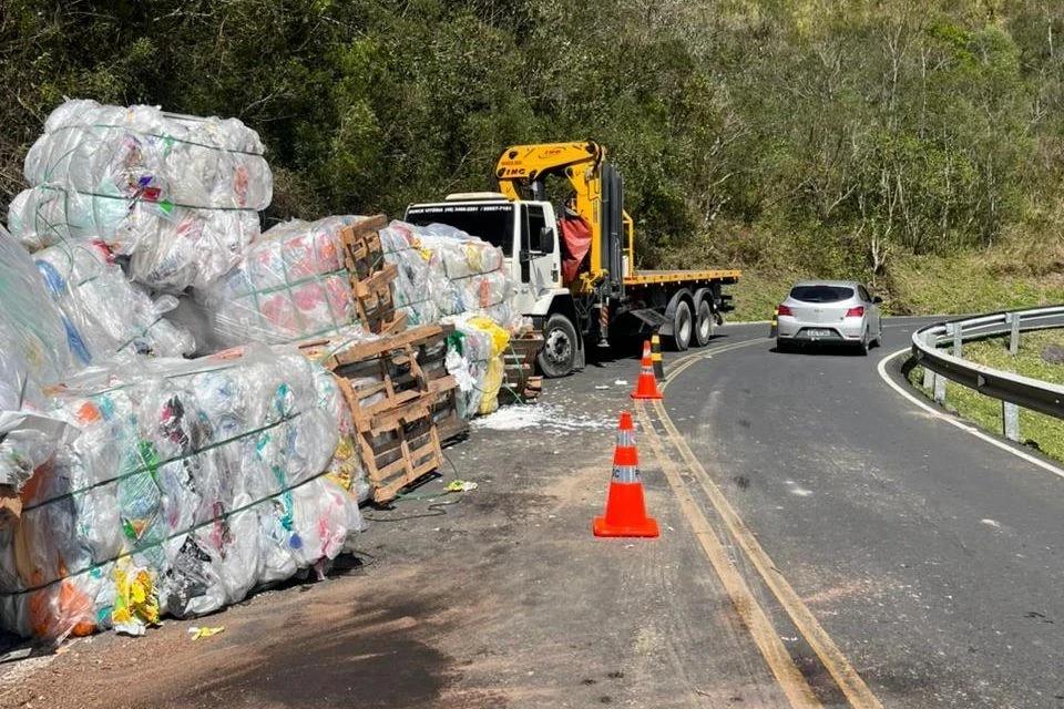 Serra do Rio do Rastro: trânsito é liberado em meia-pista após tombamento de caminhão