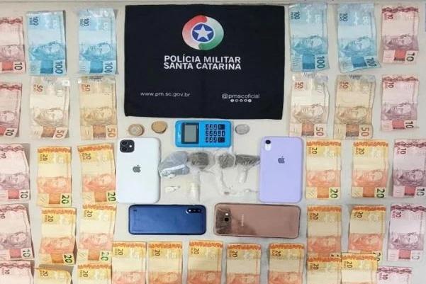 Jovem tenta jogar drogas em vaso sanitário durante abordagem policial