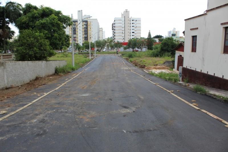 Começam obras de calçamento em trecho da rua Altamiro Guimarães